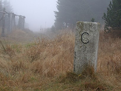 Das "S" ist nicht mehr ausgemalt - es stand einst für die Slowakei auf diesem aus CSSR-Zeiten stammenden Grenzstein. Foto: Peter Gollnik