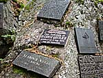 Tafeln auf dem Symbolischen Friedhof. _ Foto: Peter Gollnik